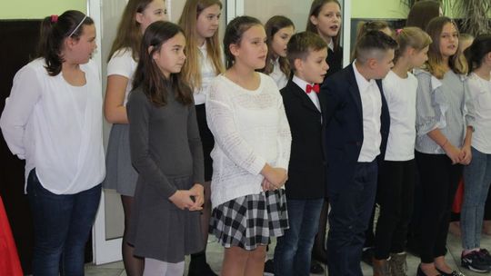 Występ uczniów SP Nr 8 z okazji Dnia Niepodległości w Domu Pomocy Społecznej