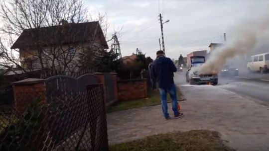 Z ciekawością czy z pomocą
