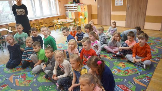 Z teatrem kamishibai biblioteka odwiedziła Przedszkole nr 20