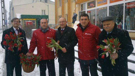 Z tulipanami w rękach