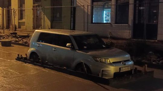 Zabetonowane auto nadal stoi i czeka na odholowanie. Przechodnie oraz mieszkańcy przychodzą je oglądać