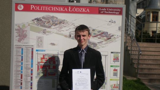 Zafascynowany fizyką uczeń gimnazjum numer 3