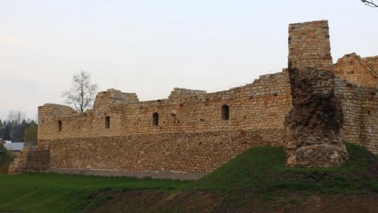 Zagłosuj na Zamek Kazimierza Wielkiego w Inowłodzu lub na Groty Nagórzyckie