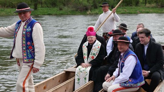 Zainaugurowano 192. sezon flisacki na Dunajcu; łodzie poświęcił abp. Jędraszewski