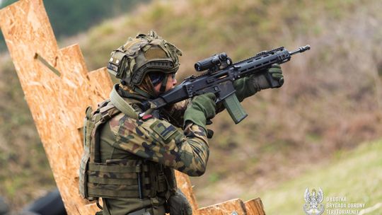 Zajęcia strzeleckie 9 Łódzkiej Brygady Obrony Terytorialnej z 1 Warszawską Brygadą Pancerną