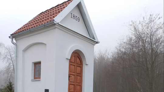 Zakończono prace konserwatorskie przy kaplicy cmentarnej w Chorzęcinie