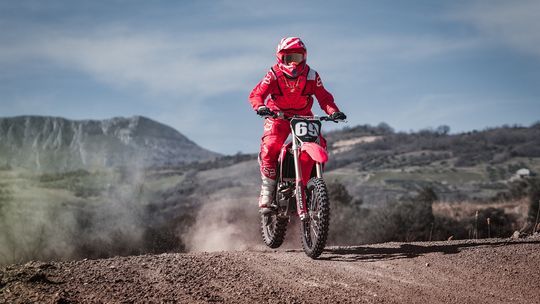 Zawodnik motocrossowy: jak wybrać swój pierwszy motocykl ?