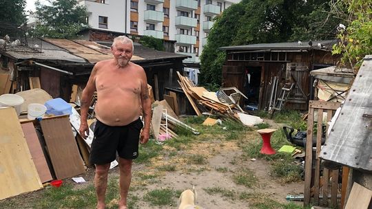 Zawsze warto pomagać. Po pożarze człowiek mieszka w komórce