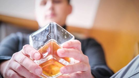 Zbadano korelację między wysokim spożyciem alkoholu a długością serdecznego palca