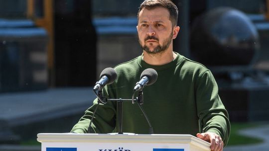 Zełenski: w kwietniu wróg użył w atakach na Ukrainę 3200 bomb, ponad 600 dronów i pocisków