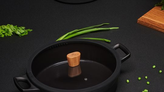 Żeliwne czy z powłoką ceramiczną – wybieramy idealne garnki na prezent