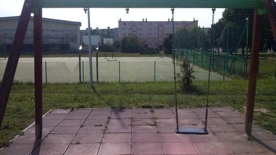 Zepsuty plac zabaw na Niebrowie