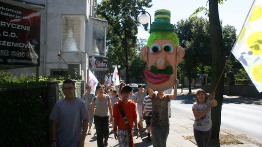 Zielony wędrowiec w letnim teatrze