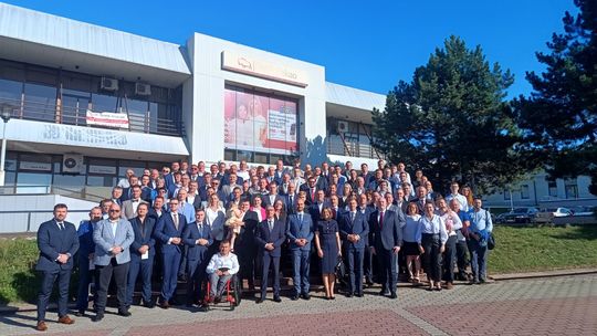 Zjazd Ruchu Narodowego woj. łódzkiego w Piotrkowie. Reportaż z sali pełnej biało-czerwonej energii