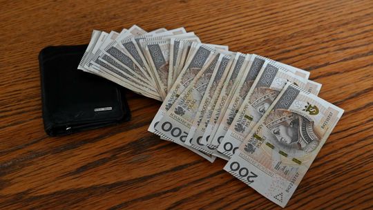 Złoty pozostaje słaby po czwartkowej decyzji Rady Polityki Pieniężnej