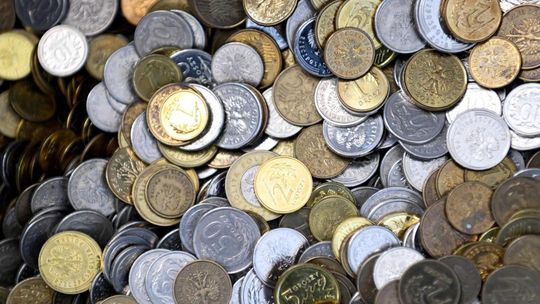 Złoty w poniedziałek słabszy, euro kosztuje 4,7 zł