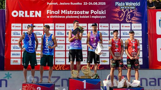 „Żołnierz 25. Brygady Kawalerii Powietrznej z brązowym medalem Mistrzostw Polski 2025 w siatkówce plażowej”