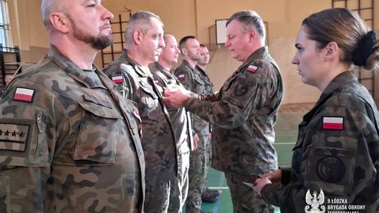 Żołnierze 9 ŁBOT otrzymali awanse, odznaczenia i wyróżnienia