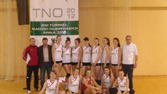 Zwyciężczynie Turnieju Nadziei Olimpijskich "SPAŁA 2012"na turnieju w Tomaszowie