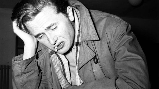 Żył krótko, a wszyscy byli odwróceni - 90 lat temu urodził się Marek Hłasko