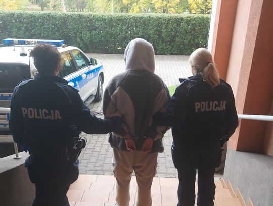 Na zdjęciu: umundurowane funkcjonariuszki Policji z zatrzymaną 27-latką.