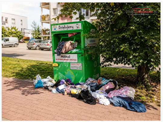 33 pojemniki, 1408 zł rocznie, czasem sprząta ZDP. Kto odpowiada za kontenery na odzież w Tomaszowie?
