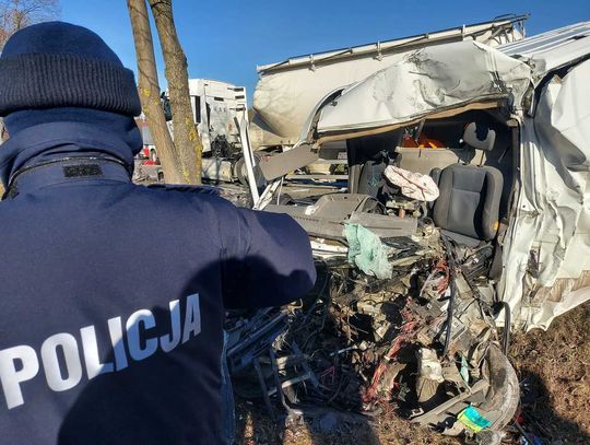 39-letni kierowca zginął w zderzeniu busa i ciężarówki na dk74 w Solcu