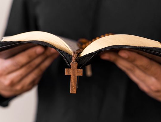 56 proc. Polaków uważa się za religijnych. Wśród młodych odsetek osób niereligijnych jest dwukrotnie większy niż u starszych