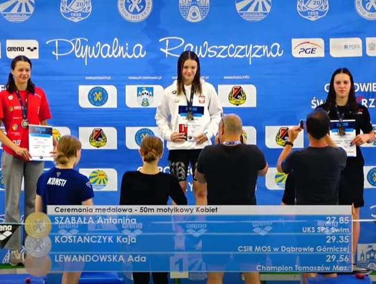 Ada Lewandowska z  brązowym medalem Mistrzostw Polski Juniorów Młodszych  w pływaniu.