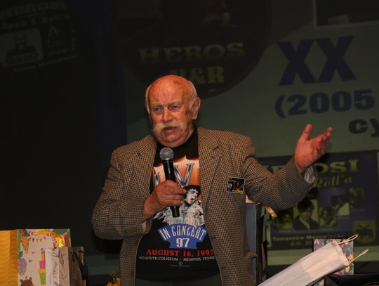 Antoni Malewski z tytułem „Przyjaciel Powiatu Tomaszowskiego”.