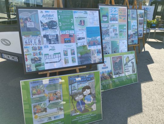 „Autobus z klasą” w Tomaszowie. Młodzież zaprojektowała plakaty do miejskich autobusów