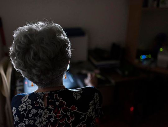 Badanie: 13 proc. samotnych seniorów powyżej 80 lat nigdy nie wychodzi z domu