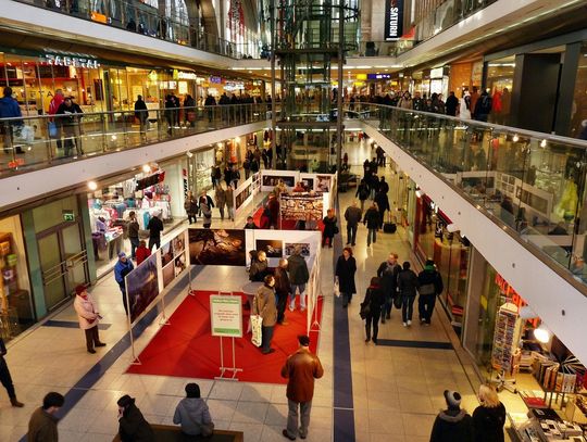 Badanie: 71 proc. ankietowanych Polaków płaci na urlopie gotówką