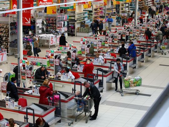 Badanie: Polacy najchętniej płacą bezgotówkowo w supermarketach i aptekach