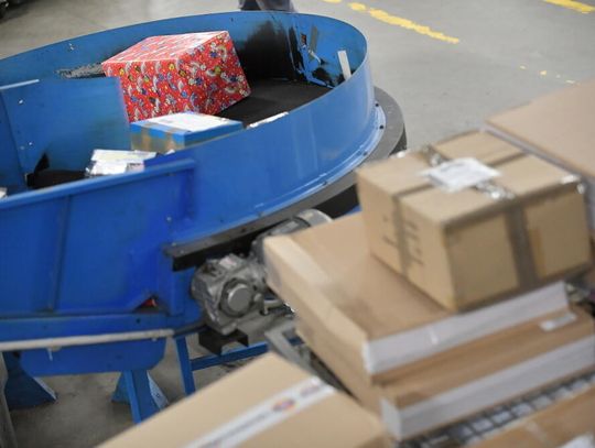 Badanie: ponad połowa Polaków czuje winę z powodu ilości plastiku w zakupach online odzieży