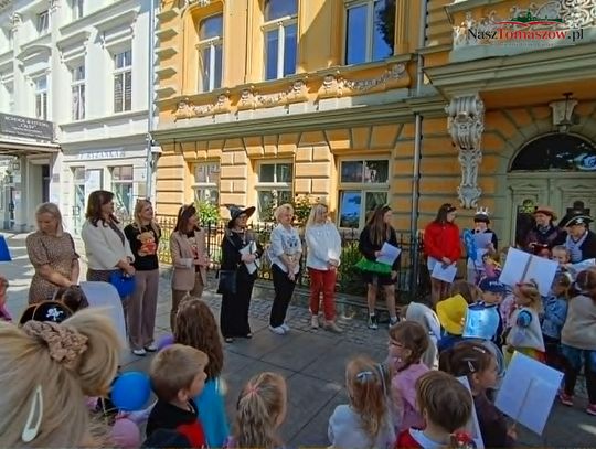 Bajkowa Parada w Dwunastce. Tomaszowskie dzieci pomaszerowały z książką przez miasto