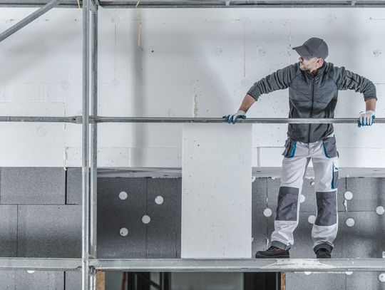 Bezpieczne użytkowanie rusztowań: Kluczowe zasady i przepisy