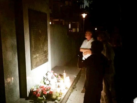 Białe róże pod Płytą Straceń