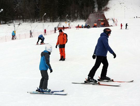 BIG InfoMonitor: budżet na ferie w rodzinach z jednym rodzicem to średnio 884 zł, w pełnych - 2485 zł