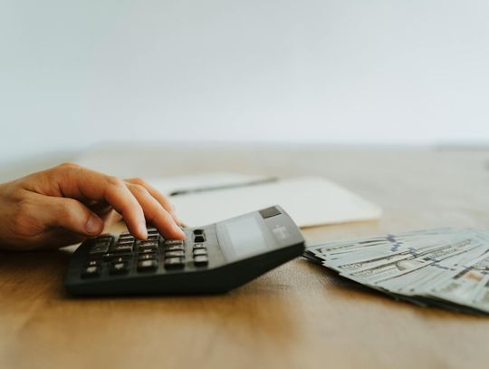 Biuro rachunkowe - czy warto korzystać z jego usług?