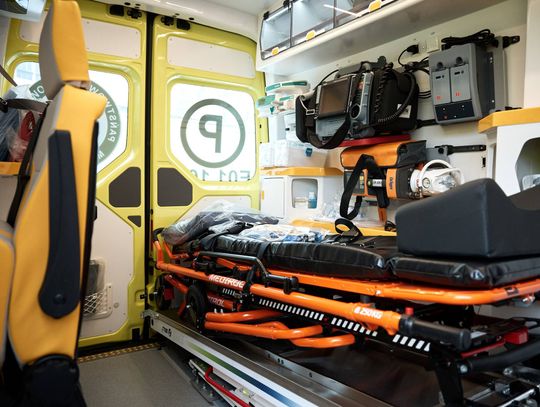 Błyszczące karetki, znikające miliony: jak Łódź przejmuje pogotowie i uderza w budżet szpitala Błyszczące karetki, znikające miliony: jak Łódź przejmuje pogotowie i uderza w budżet szpitala