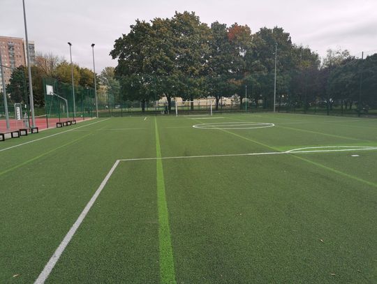 Boiska z sztuczną trawą, trawą syntetyczną – jak wybrać wykonawcę?