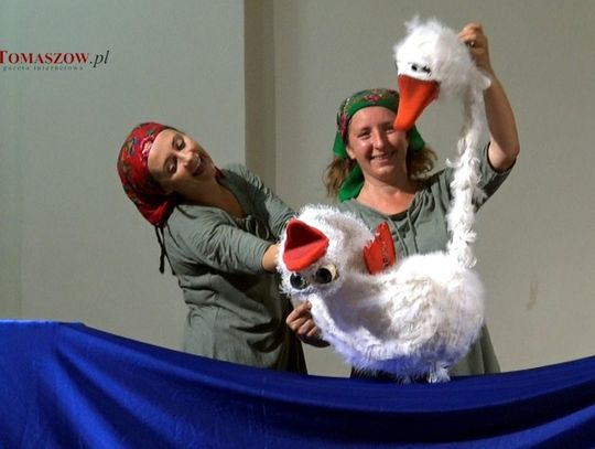 "Brzydkie kaczątko" w wykonaniu aktorów z Fundacji ależ Gustawie! z Łodzi
