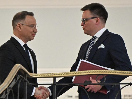 CBOS: Szymon Hołownia i Andrzej Duda wciąż liderami rankingu zaufania do polityków