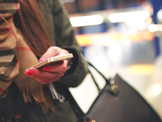 CERT Polska: oszuści podszywają się pod firmy kurierskie i wyłudzają pieniądze