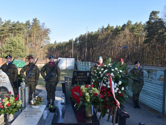 Cicha uroczystość przy grobie gen. Tadeusza Buka — sztafeta pamięci ofiar Katastrofy Smoleńskiej