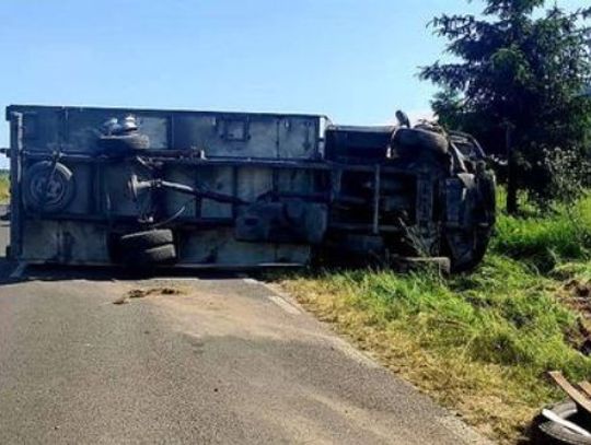 Ciężarówka przewróciła się na drodze 