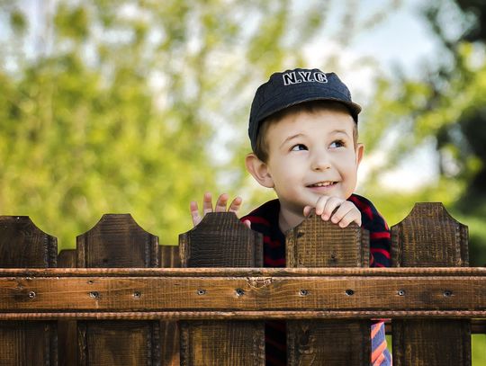 Co dziesiąte małe dziecko bawi się na dworze zaledwie raz w tygodniu