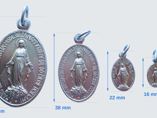 „Cudowne” medaliki pod krzesłami radnych. Kto je przykleił i po co?