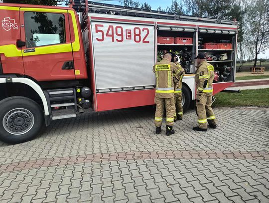 Ćwiczenia strażackie w Glinniku. Alarm w szkole, sprawne ewakuowanie i szybka akcja OSP
